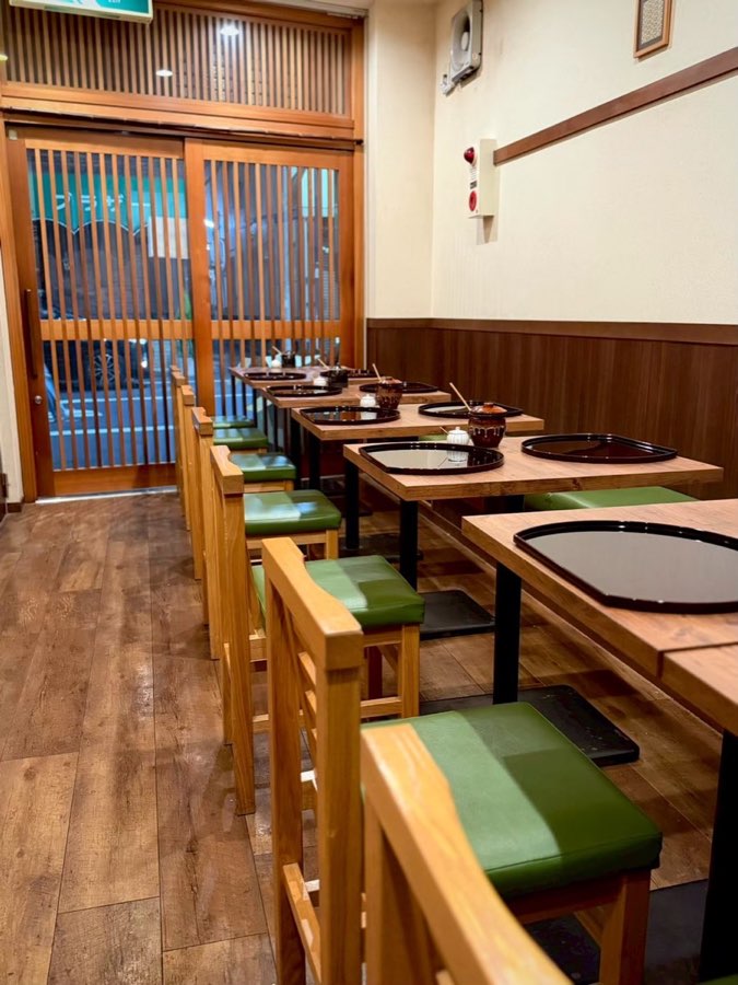 木の温もりを感じる恒之助の店内